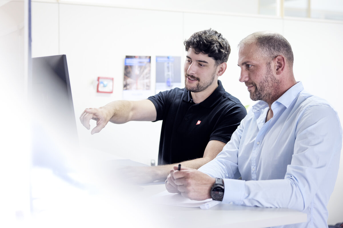 Gemba Walk mit ROTRING DATA: Wie von seriellem zu parallelem Engineering kommen? Experten von ROTRING DATA evaluierten die Nutzung von CAD-, PDM-, und CPQ-Tools im Engineering bei Gilgen Logistics. Darauf folgten Empfehlungen, um Abläufe zu automatisieren, zu straffen - und langfristig Teil eines durchgängigen Gesamtprozesses zu sein.